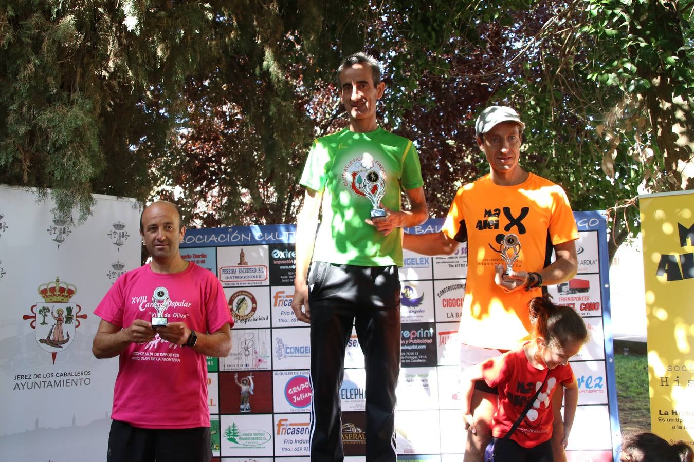 Valuengo continúa apostando por el deporte y la investigación de la Histiocitosis con la tercera edición del 'Cross Popular Valuengo', organizada por la Comisión de Festejos de la citada pedanía en colaboración con la Concejalía de Juventud y Deportes del Ayuntamiento de Jerez de los Caballeros y el Programa de Dinamización Deportiva de la Mancomunidad Sierra Suroeste. La citada prueba deportiva se ha celebrado esta mañana y ha contado con más de 140 participantes, entre todas las categorías.Celso Graciano y Estefanía Carretero se han convertido en los vencedores de la prueba general, y José Joaquín García y Rosa González han ocupado los primeros puestos locales.