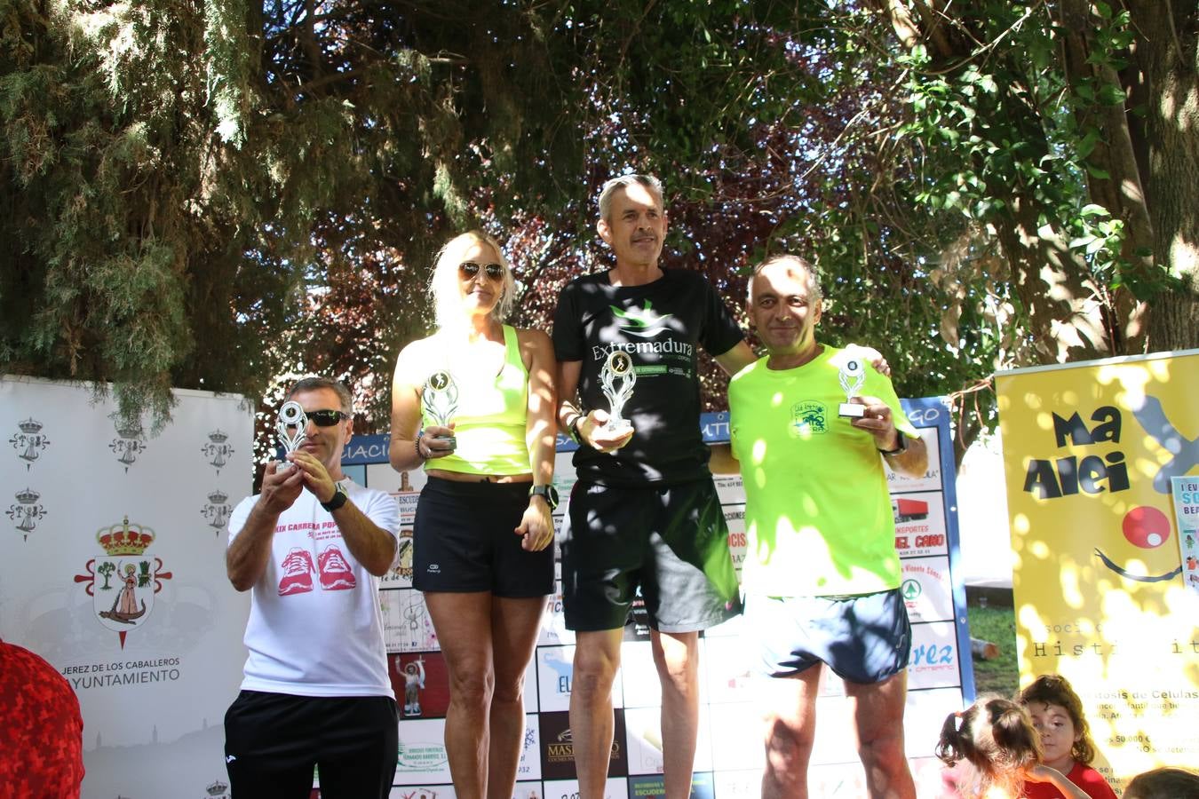 Valuengo continúa apostando por el deporte y la investigación de la Histiocitosis con la tercera edición del 'Cross Popular Valuengo', organizada por la Comisión de Festejos de la citada pedanía en colaboración con la Concejalía de Juventud y Deportes del Ayuntamiento de Jerez de los Caballeros y el Programa de Dinamización Deportiva de la Mancomunidad Sierra Suroeste. La citada prueba deportiva se ha celebrado esta mañana y ha contado con más de 140 participantes, entre todas las categorías.Celso Graciano y Estefanía Carretero se han convertido en los vencedores de la prueba general, y José Joaquín García y Rosa González han ocupado los primeros puestos locales.