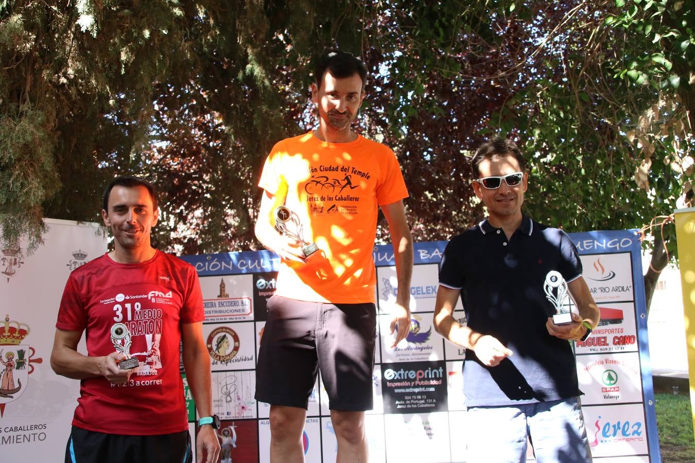 Valuengo continúa apostando por el deporte y la investigación de la Histiocitosis con la tercera edición del 'Cross Popular Valuengo', organizada por la Comisión de Festejos de la citada pedanía en colaboración con la Concejalía de Juventud y Deportes del Ayuntamiento de Jerez de los Caballeros y el Programa de Dinamización Deportiva de la Mancomunidad Sierra Suroeste. La citada prueba deportiva se ha celebrado esta mañana y ha contado con más de 140 participantes, entre todas las categorías.Celso Graciano y Estefanía Carretero se han convertido en los vencedores de la prueba general, y José Joaquín García y Rosa González han ocupado los primeros puestos locales.