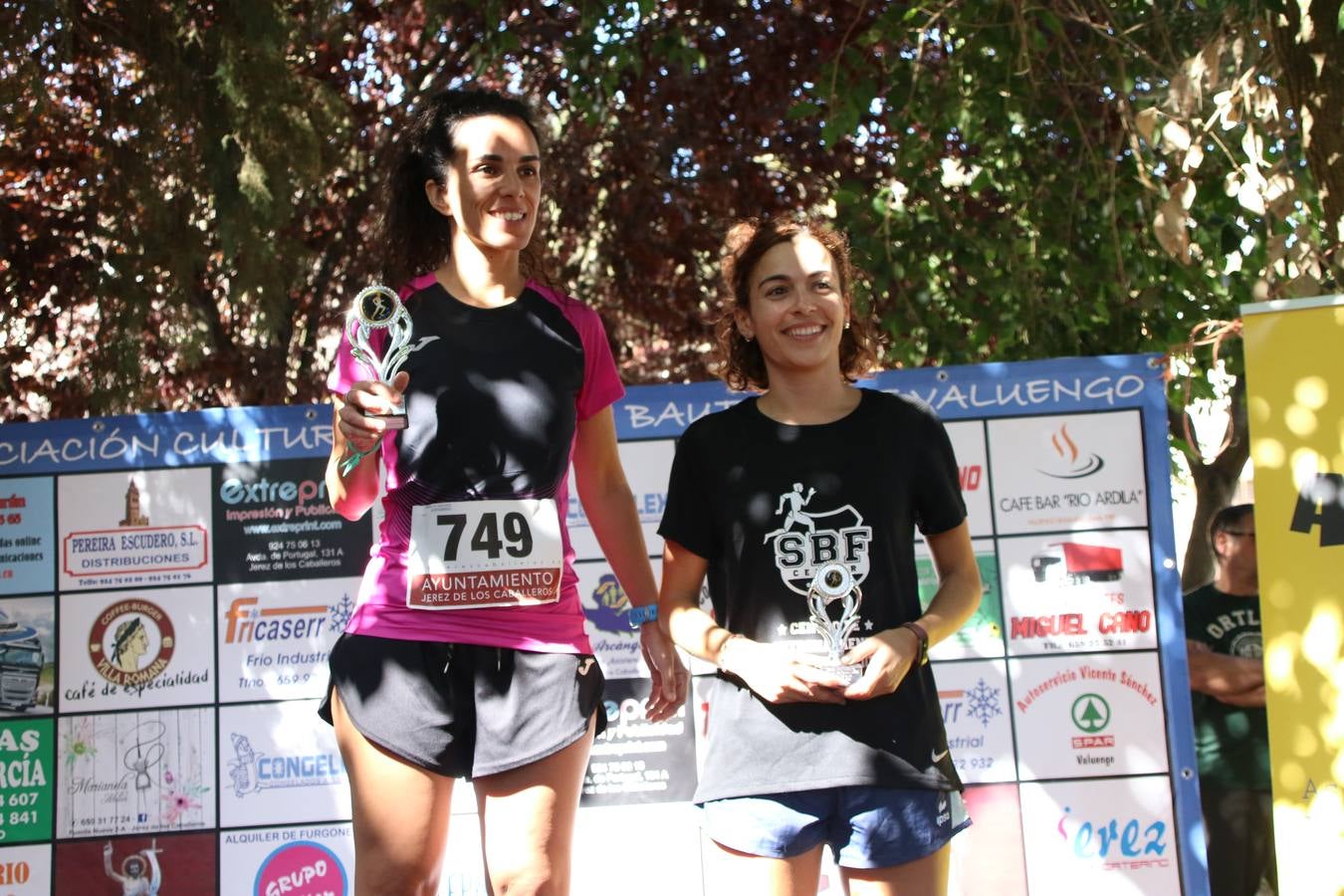 Valuengo continúa apostando por el deporte y la investigación de la Histiocitosis con la tercera edición del 'Cross Popular Valuengo', organizada por la Comisión de Festejos de la citada pedanía en colaboración con la Concejalía de Juventud y Deportes del Ayuntamiento de Jerez de los Caballeros y el Programa de Dinamización Deportiva de la Mancomunidad Sierra Suroeste. La citada prueba deportiva se ha celebrado esta mañana y ha contado con más de 140 participantes, entre todas las categorías.Celso Graciano y Estefanía Carretero se han convertido en los vencedores de la prueba general, y José Joaquín García y Rosa González han ocupado los primeros puestos locales.