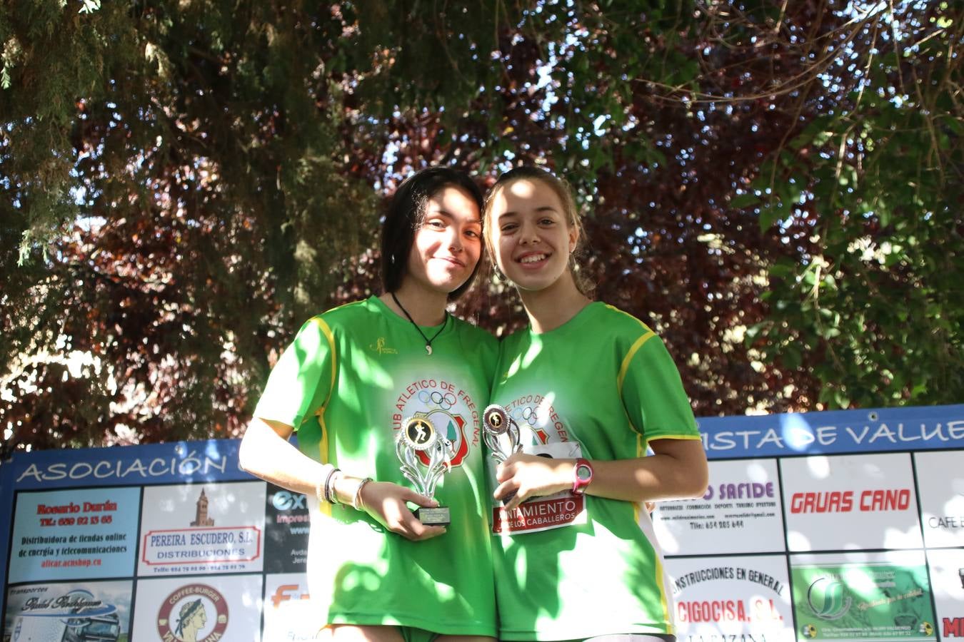 Valuengo continúa apostando por el deporte y la investigación de la Histiocitosis con la tercera edición del 'Cross Popular Valuengo', organizada por la Comisión de Festejos de la citada pedanía en colaboración con la Concejalía de Juventud y Deportes del Ayuntamiento de Jerez de los Caballeros y el Programa de Dinamización Deportiva de la Mancomunidad Sierra Suroeste. La citada prueba deportiva se ha celebrado esta mañana y ha contado con más de 140 participantes, entre todas las categorías.Celso Graciano y Estefanía Carretero se han convertido en los vencedores de la prueba general, y José Joaquín García y Rosa González han ocupado los primeros puestos locales.