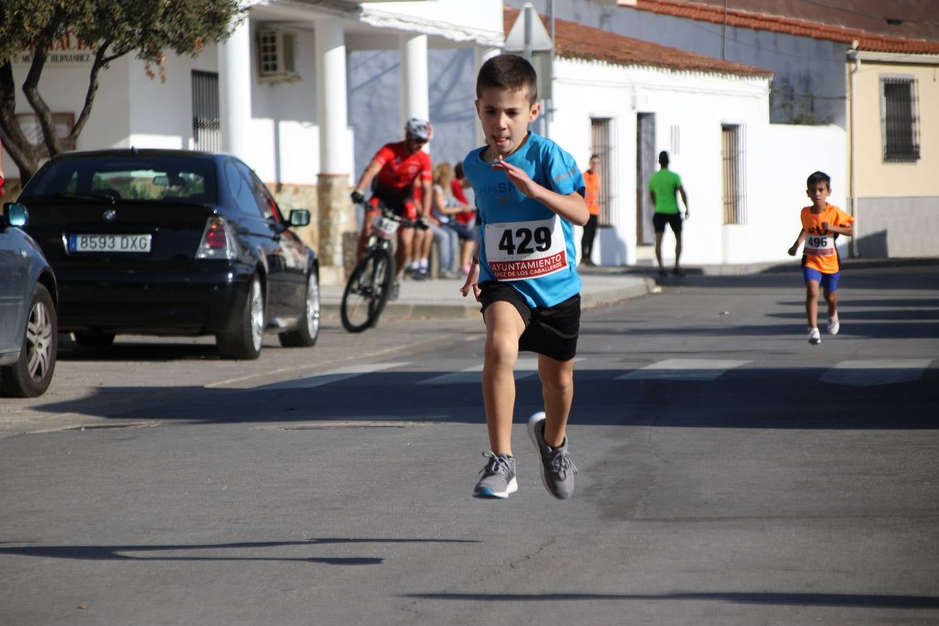 Valuengo continúa apostando por el deporte y la investigación de la Histiocitosis con la tercera edición del 'Cross Popular Valuengo', organizada por la Comisión de Festejos de la citada pedanía en colaboración con la Concejalía de Juventud y Deportes del Ayuntamiento de Jerez de los Caballeros y el Programa de Dinamización Deportiva de la Mancomunidad Sierra Suroeste. La citada prueba deportiva se ha celebrado esta mañana y ha contado con más de 140 participantes, entre todas las categorías.Celso Graciano y Estefanía Carretero se han convertido en los vencedores de la prueba general, y José Joaquín García y Rosa González han ocupado los primeros puestos locales.