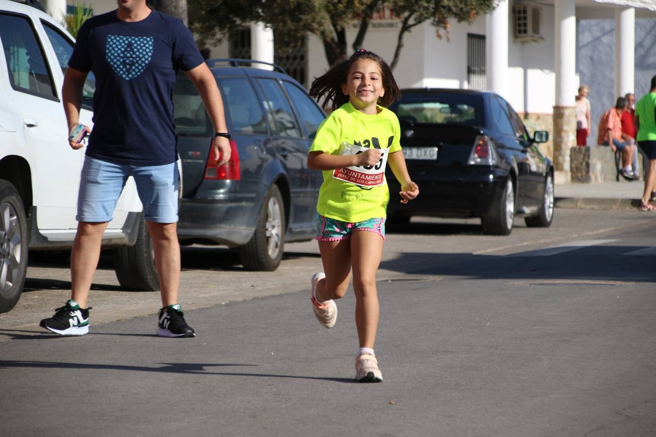 Valuengo continúa apostando por el deporte y la investigación de la Histiocitosis con la tercera edición del 'Cross Popular Valuengo', organizada por la Comisión de Festejos de la citada pedanía en colaboración con la Concejalía de Juventud y Deportes del Ayuntamiento de Jerez de los Caballeros y el Programa de Dinamización Deportiva de la Mancomunidad Sierra Suroeste. La citada prueba deportiva se ha celebrado esta mañana y ha contado con más de 140 participantes, entre todas las categorías.Celso Graciano y Estefanía Carretero se han convertido en los vencedores de la prueba general, y José Joaquín García y Rosa González han ocupado los primeros puestos locales.