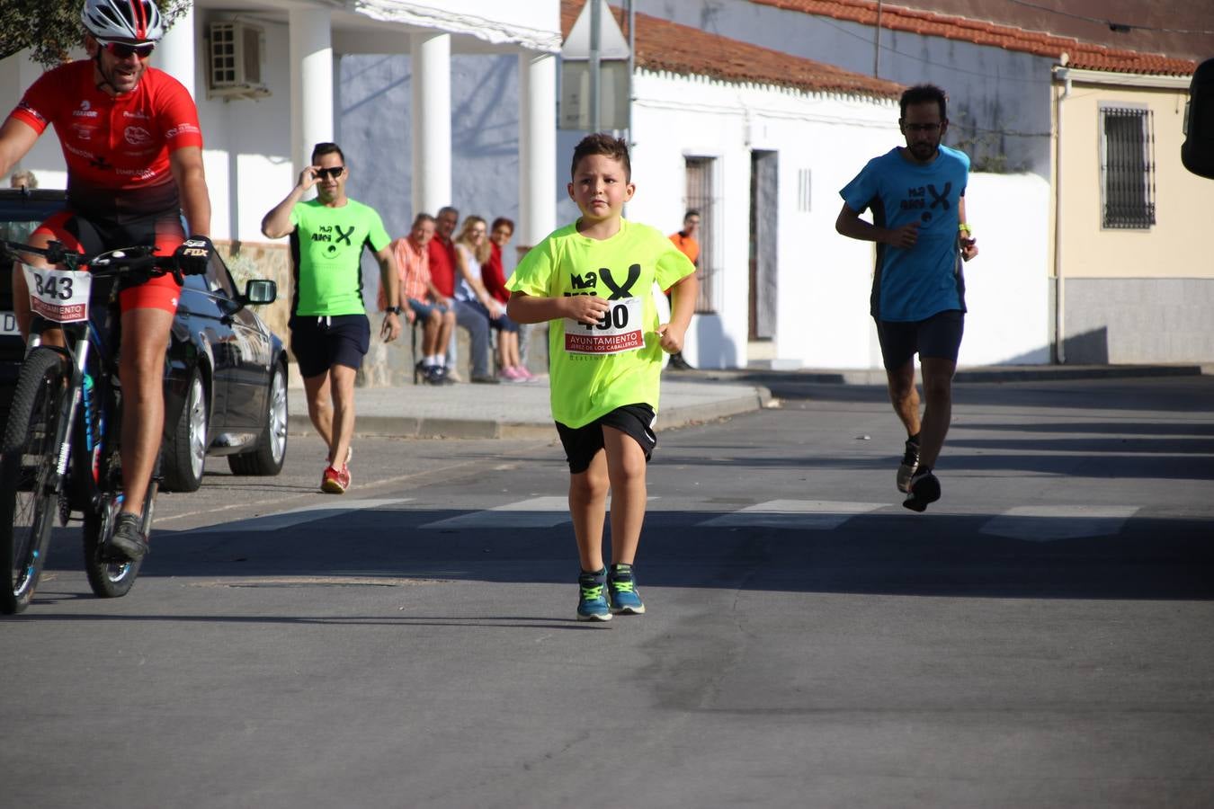 Valuengo continúa apostando por el deporte y la investigación de la Histiocitosis con la tercera edición del 'Cross Popular Valuengo', organizada por la Comisión de Festejos de la citada pedanía en colaboración con la Concejalía de Juventud y Deportes del Ayuntamiento de Jerez de los Caballeros y el Programa de Dinamización Deportiva de la Mancomunidad Sierra Suroeste. La citada prueba deportiva se ha celebrado esta mañana y ha contado con más de 140 participantes, entre todas las categorías.Celso Graciano y Estefanía Carretero se han convertido en los vencedores de la prueba general, y José Joaquín García y Rosa González han ocupado los primeros puestos locales.