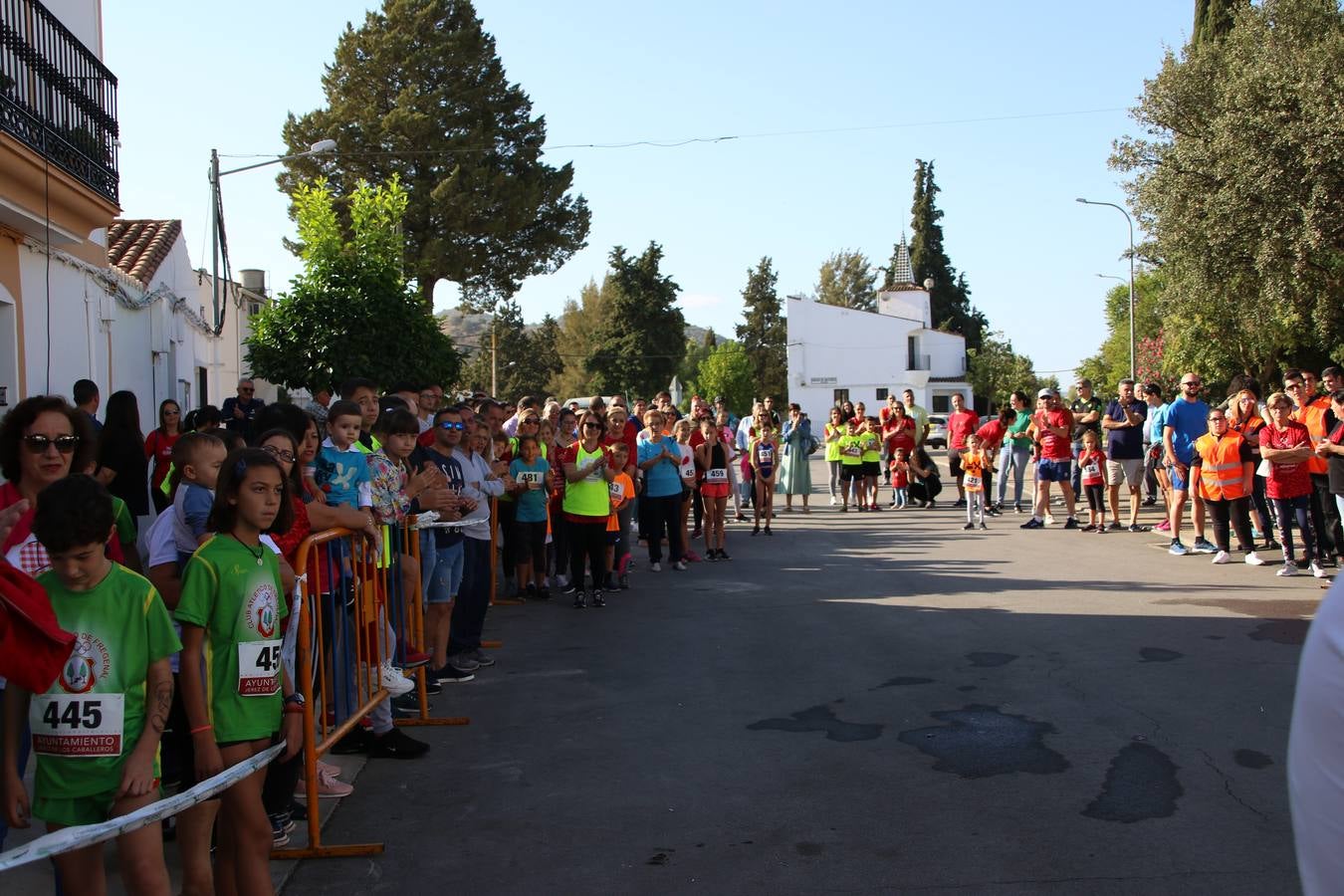 Valuengo continúa apostando por el deporte y la investigación de la Histiocitosis con la tercera edición del 'Cross Popular Valuengo', organizada por la Comisión de Festejos de la citada pedanía en colaboración con la Concejalía de Juventud y Deportes del Ayuntamiento de Jerez de los Caballeros y el Programa de Dinamización Deportiva de la Mancomunidad Sierra Suroeste. La citada prueba deportiva se ha celebrado esta mañana y ha contado con más de 140 participantes, entre todas las categorías.Celso Graciano y Estefanía Carretero se han convertido en los vencedores de la prueba general, y José Joaquín García y Rosa González han ocupado los primeros puestos locales.