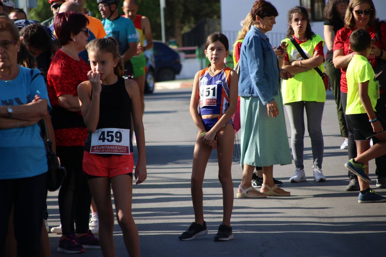 Valuengo continúa apostando por el deporte y la investigación de la Histiocitosis con la tercera edición del 'Cross Popular Valuengo', organizada por la Comisión de Festejos de la citada pedanía en colaboración con la Concejalía de Juventud y Deportes del Ayuntamiento de Jerez de los Caballeros y el Programa de Dinamización Deportiva de la Mancomunidad Sierra Suroeste. La citada prueba deportiva se ha celebrado esta mañana y ha contado con más de 140 participantes, entre todas las categorías.Celso Graciano y Estefanía Carretero se han convertido en los vencedores de la prueba general, y José Joaquín García y Rosa González han ocupado los primeros puestos locales.