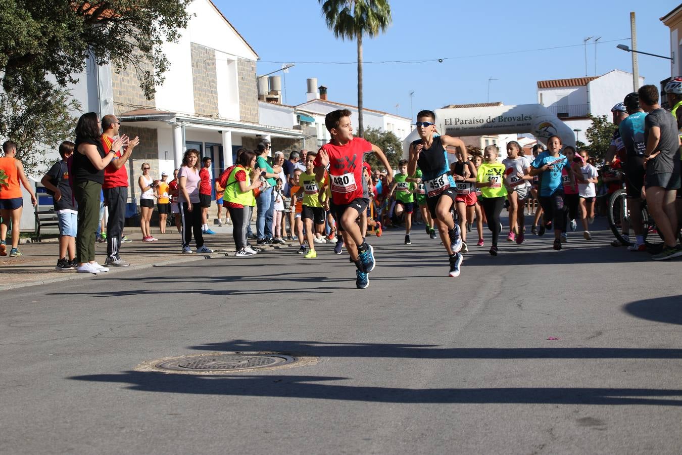 Valuengo continúa apostando por el deporte y la investigación de la Histiocitosis con la tercera edición del 'Cross Popular Valuengo', organizada por la Comisión de Festejos de la citada pedanía en colaboración con la Concejalía de Juventud y Deportes del Ayuntamiento de Jerez de los Caballeros y el Programa de Dinamización Deportiva de la Mancomunidad Sierra Suroeste. La citada prueba deportiva se ha celebrado esta mañana y ha contado con más de 140 participantes, entre todas las categorías.Celso Graciano y Estefanía Carretero se han convertido en los vencedores de la prueba general, y José Joaquín García y Rosa González han ocupado los primeros puestos locales.