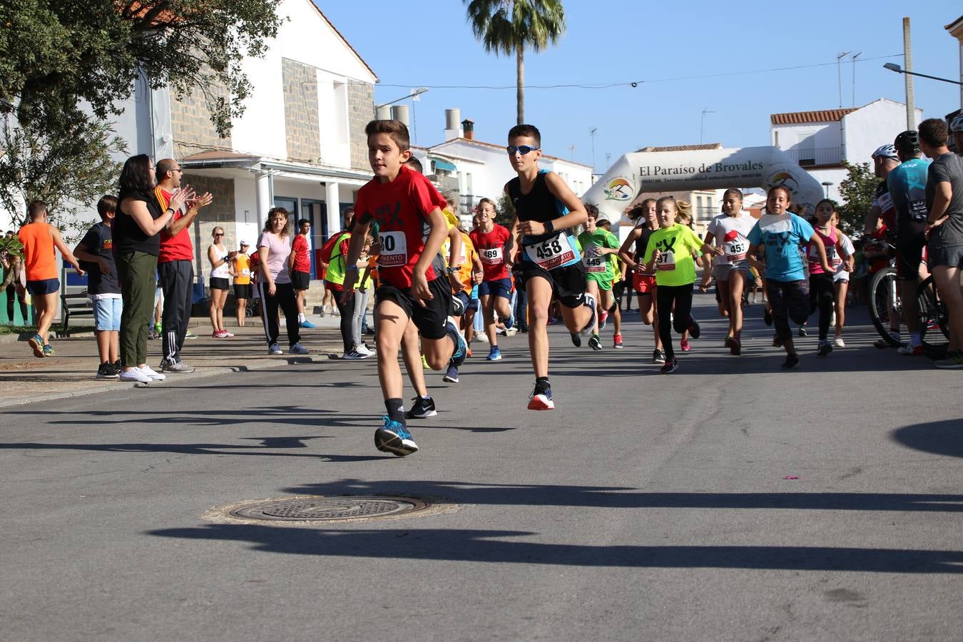 Valuengo continúa apostando por el deporte y la investigación de la Histiocitosis con la tercera edición del 'Cross Popular Valuengo', organizada por la Comisión de Festejos de la citada pedanía en colaboración con la Concejalía de Juventud y Deportes del Ayuntamiento de Jerez de los Caballeros y el Programa de Dinamización Deportiva de la Mancomunidad Sierra Suroeste. La citada prueba deportiva se ha celebrado esta mañana y ha contado con más de 140 participantes, entre todas las categorías.Celso Graciano y Estefanía Carretero se han convertido en los vencedores de la prueba general, y José Joaquín García y Rosa González han ocupado los primeros puestos locales.