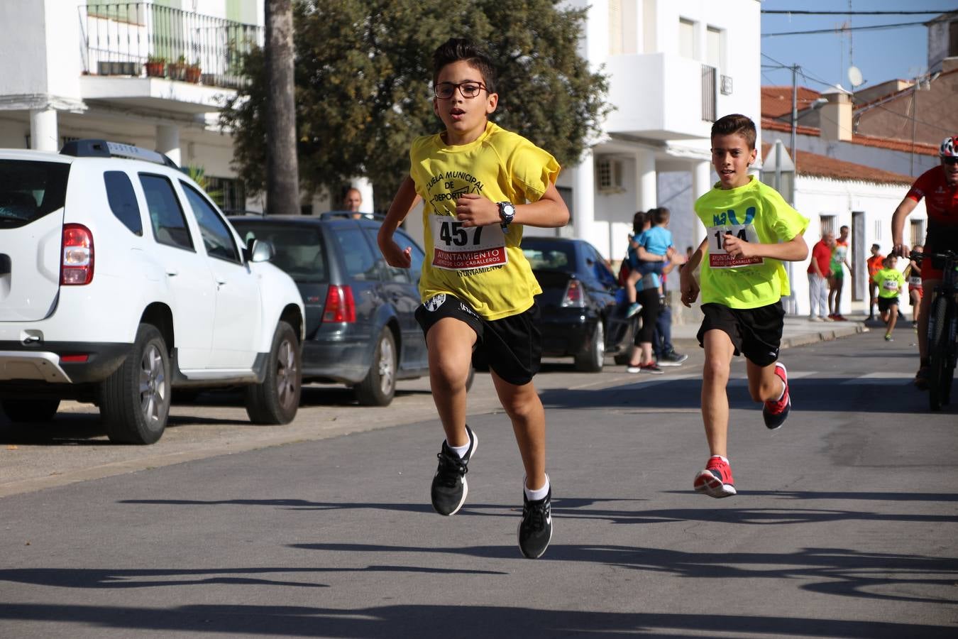 Valuengo continúa apostando por el deporte y la investigación de la Histiocitosis con la tercera edición del 'Cross Popular Valuengo', organizada por la Comisión de Festejos de la citada pedanía en colaboración con la Concejalía de Juventud y Deportes del Ayuntamiento de Jerez de los Caballeros y el Programa de Dinamización Deportiva de la Mancomunidad Sierra Suroeste. La citada prueba deportiva se ha celebrado esta mañana y ha contado con más de 140 participantes, entre todas las categorías.Celso Graciano y Estefanía Carretero se han convertido en los vencedores de la prueba general, y José Joaquín García y Rosa González han ocupado los primeros puestos locales.