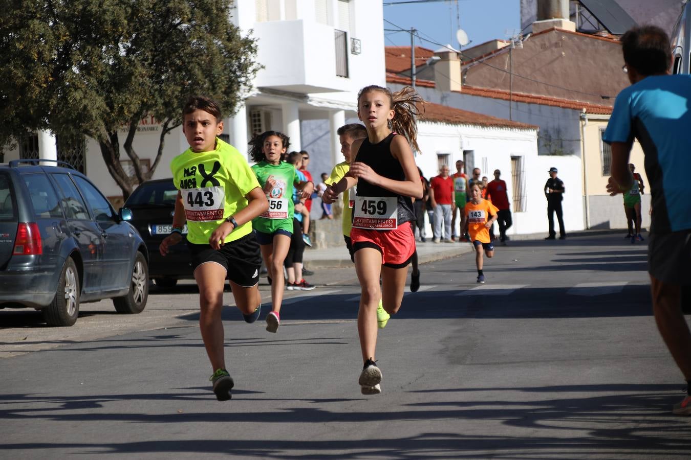 Valuengo continúa apostando por el deporte y la investigación de la Histiocitosis con la tercera edición del 'Cross Popular Valuengo', organizada por la Comisión de Festejos de la citada pedanía en colaboración con la Concejalía de Juventud y Deportes del Ayuntamiento de Jerez de los Caballeros y el Programa de Dinamización Deportiva de la Mancomunidad Sierra Suroeste. La citada prueba deportiva se ha celebrado esta mañana y ha contado con más de 140 participantes, entre todas las categorías.Celso Graciano y Estefanía Carretero se han convertido en los vencedores de la prueba general, y José Joaquín García y Rosa González han ocupado los primeros puestos locales.