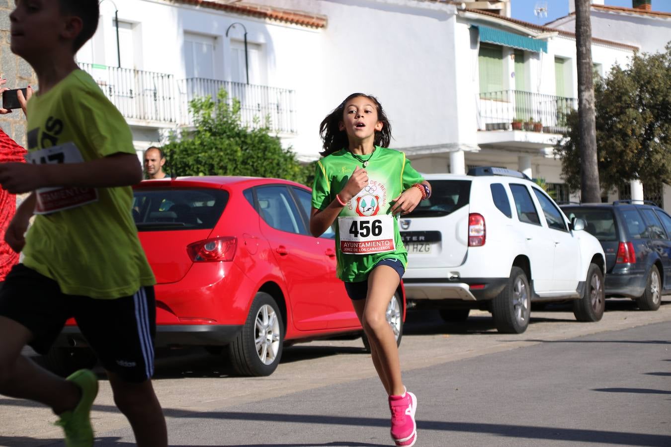 Valuengo continúa apostando por el deporte y la investigación de la Histiocitosis con la tercera edición del 'Cross Popular Valuengo', organizada por la Comisión de Festejos de la citada pedanía en colaboración con la Concejalía de Juventud y Deportes del Ayuntamiento de Jerez de los Caballeros y el Programa de Dinamización Deportiva de la Mancomunidad Sierra Suroeste. La citada prueba deportiva se ha celebrado esta mañana y ha contado con más de 140 participantes, entre todas las categorías.Celso Graciano y Estefanía Carretero se han convertido en los vencedores de la prueba general, y José Joaquín García y Rosa González han ocupado los primeros puestos locales.