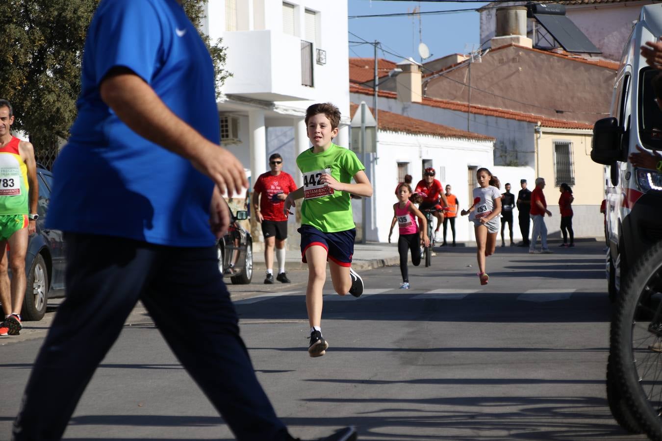 Valuengo continúa apostando por el deporte y la investigación de la Histiocitosis con la tercera edición del 'Cross Popular Valuengo', organizada por la Comisión de Festejos de la citada pedanía en colaboración con la Concejalía de Juventud y Deportes del Ayuntamiento de Jerez de los Caballeros y el Programa de Dinamización Deportiva de la Mancomunidad Sierra Suroeste. La citada prueba deportiva se ha celebrado esta mañana y ha contado con más de 140 participantes, entre todas las categorías.Celso Graciano y Estefanía Carretero se han convertido en los vencedores de la prueba general, y José Joaquín García y Rosa González han ocupado los primeros puestos locales.