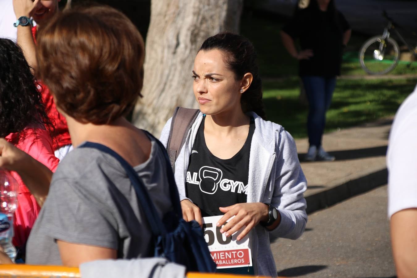 Valuengo continúa apostando por el deporte y la investigación de la Histiocitosis con la tercera edición del 'Cross Popular Valuengo', organizada por la Comisión de Festejos de la citada pedanía en colaboración con la Concejalía de Juventud y Deportes del Ayuntamiento de Jerez de los Caballeros y el Programa de Dinamización Deportiva de la Mancomunidad Sierra Suroeste. La citada prueba deportiva se ha celebrado esta mañana y ha contado con más de 140 participantes, entre todas las categorías.Celso Graciano y Estefanía Carretero se han convertido en los vencedores de la prueba general, y José Joaquín García y Rosa González han ocupado los primeros puestos locales.