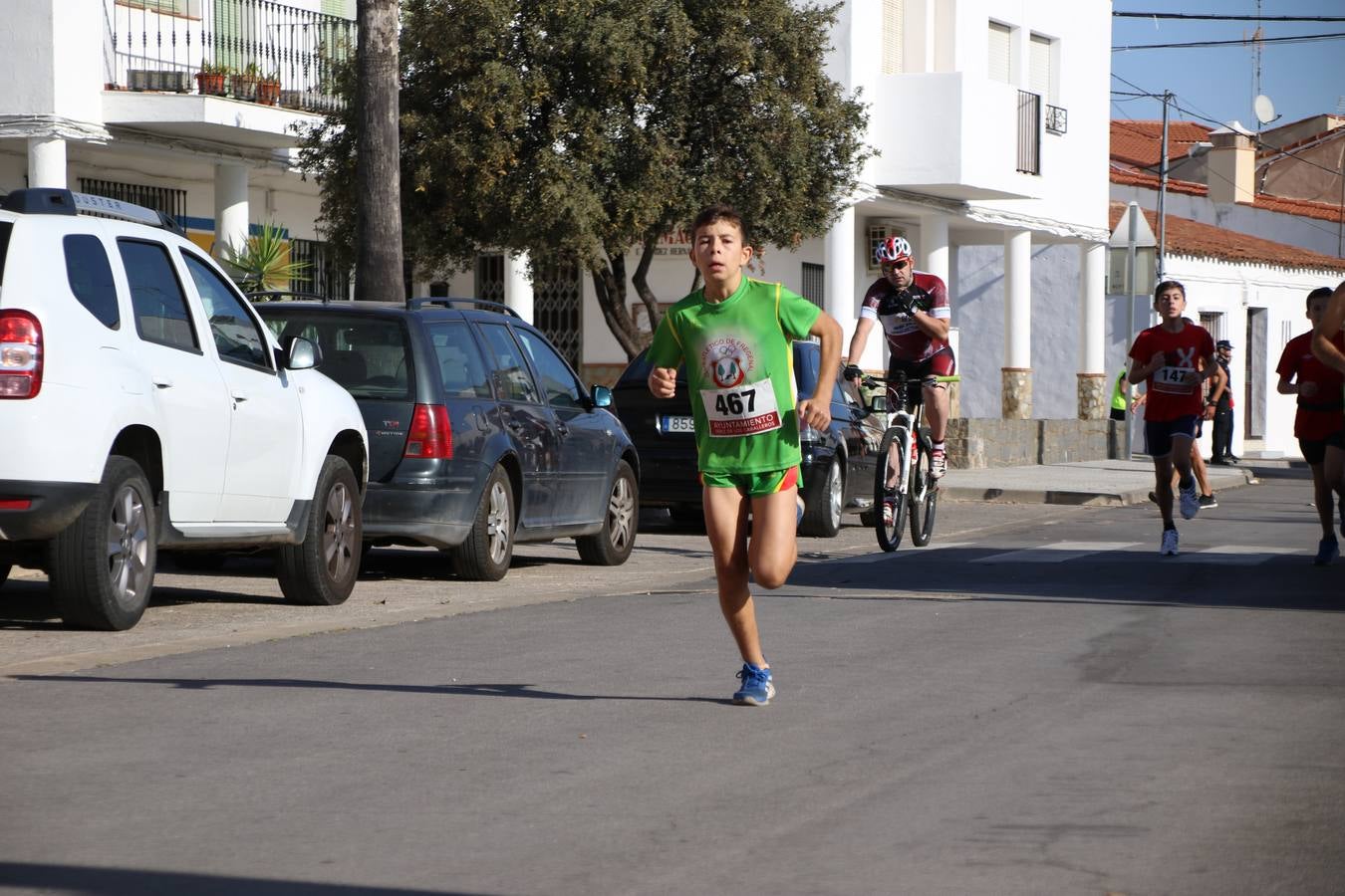 Valuengo continúa apostando por el deporte y la investigación de la Histiocitosis con la tercera edición del 'Cross Popular Valuengo', organizada por la Comisión de Festejos de la citada pedanía en colaboración con la Concejalía de Juventud y Deportes del Ayuntamiento de Jerez de los Caballeros y el Programa de Dinamización Deportiva de la Mancomunidad Sierra Suroeste. La citada prueba deportiva se ha celebrado esta mañana y ha contado con más de 140 participantes, entre todas las categorías.Celso Graciano y Estefanía Carretero se han convertido en los vencedores de la prueba general, y José Joaquín García y Rosa González han ocupado los primeros puestos locales.