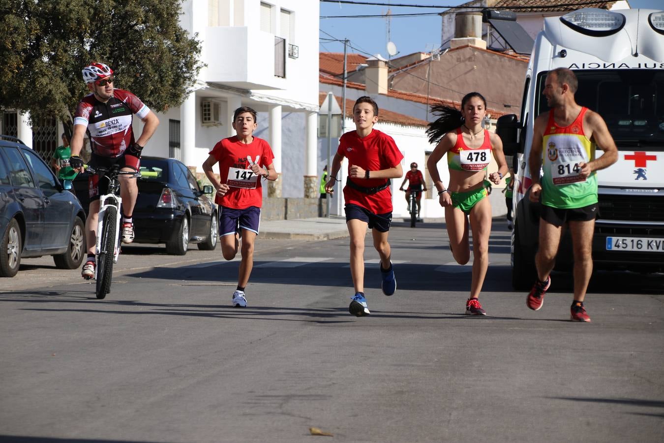 Valuengo continúa apostando por el deporte y la investigación de la Histiocitosis con la tercera edición del 'Cross Popular Valuengo', organizada por la Comisión de Festejos de la citada pedanía en colaboración con la Concejalía de Juventud y Deportes del Ayuntamiento de Jerez de los Caballeros y el Programa de Dinamización Deportiva de la Mancomunidad Sierra Suroeste. La citada prueba deportiva se ha celebrado esta mañana y ha contado con más de 140 participantes, entre todas las categorías.Celso Graciano y Estefanía Carretero se han convertido en los vencedores de la prueba general, y José Joaquín García y Rosa González han ocupado los primeros puestos locales.