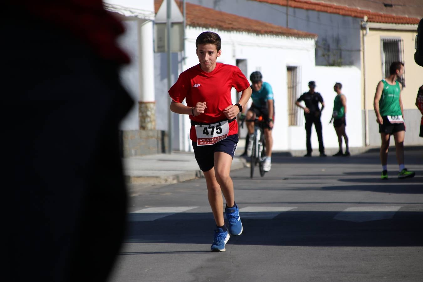 Valuengo continúa apostando por el deporte y la investigación de la Histiocitosis con la tercera edición del 'Cross Popular Valuengo', organizada por la Comisión de Festejos de la citada pedanía en colaboración con la Concejalía de Juventud y Deportes del Ayuntamiento de Jerez de los Caballeros y el Programa de Dinamización Deportiva de la Mancomunidad Sierra Suroeste. La citada prueba deportiva se ha celebrado esta mañana y ha contado con más de 140 participantes, entre todas las categorías.Celso Graciano y Estefanía Carretero se han convertido en los vencedores de la prueba general, y José Joaquín García y Rosa González han ocupado los primeros puestos locales.