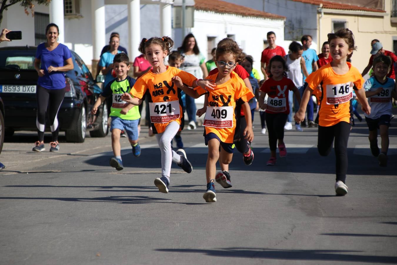 Valuengo continúa apostando por el deporte y la investigación de la Histiocitosis con la tercera edición del 'Cross Popular Valuengo', organizada por la Comisión de Festejos de la citada pedanía en colaboración con la Concejalía de Juventud y Deportes del Ayuntamiento de Jerez de los Caballeros y el Programa de Dinamización Deportiva de la Mancomunidad Sierra Suroeste. La citada prueba deportiva se ha celebrado esta mañana y ha contado con más de 140 participantes, entre todas las categorías.Celso Graciano y Estefanía Carretero se han convertido en los vencedores de la prueba general, y José Joaquín García y Rosa González han ocupado los primeros puestos locales.