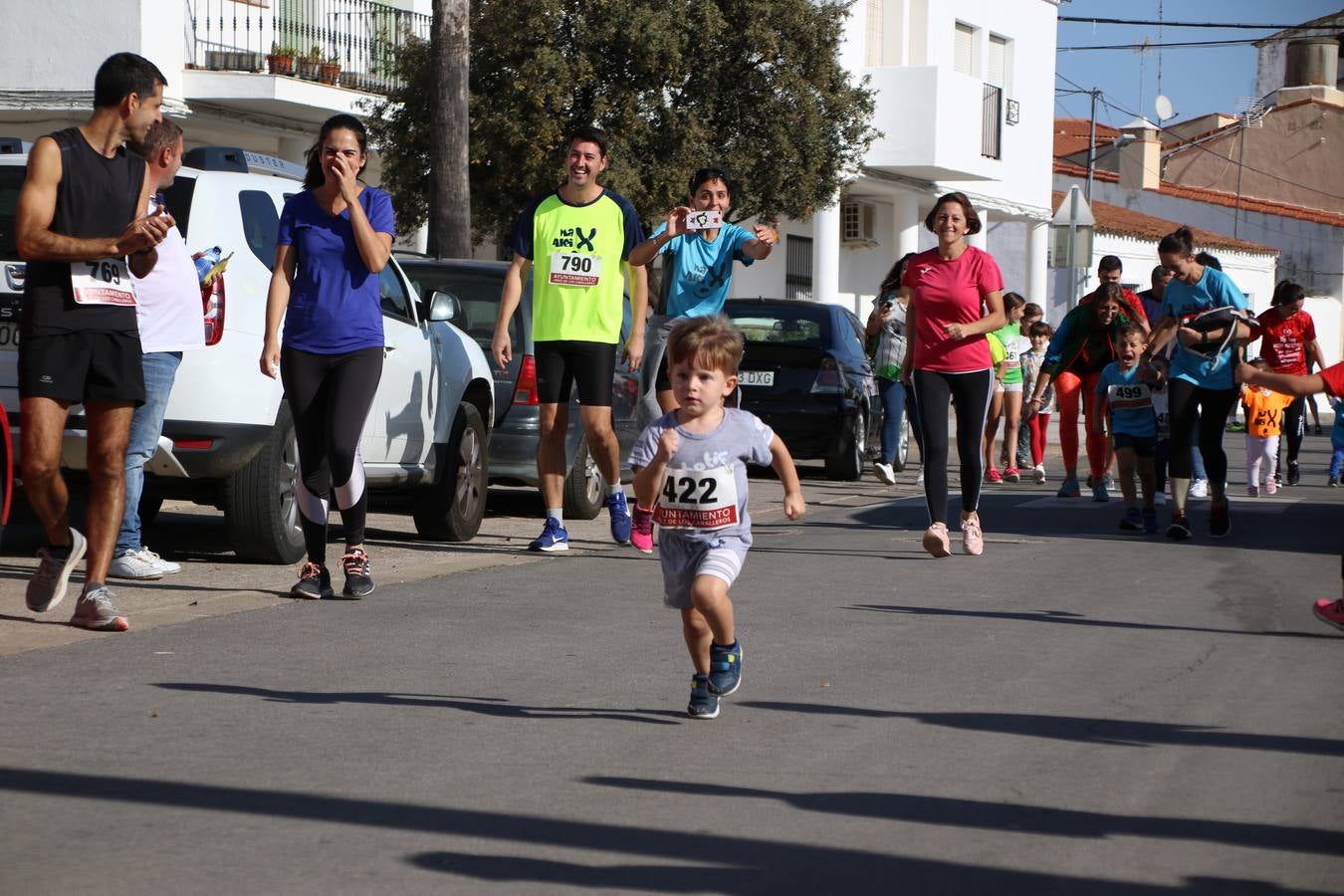 Valuengo continúa apostando por el deporte y la investigación de la Histiocitosis con la tercera edición del 'Cross Popular Valuengo', organizada por la Comisión de Festejos de la citada pedanía en colaboración con la Concejalía de Juventud y Deportes del Ayuntamiento de Jerez de los Caballeros y el Programa de Dinamización Deportiva de la Mancomunidad Sierra Suroeste. La citada prueba deportiva se ha celebrado esta mañana y ha contado con más de 140 participantes, entre todas las categorías.Celso Graciano y Estefanía Carretero se han convertido en los vencedores de la prueba general, y José Joaquín García y Rosa González han ocupado los primeros puestos locales.