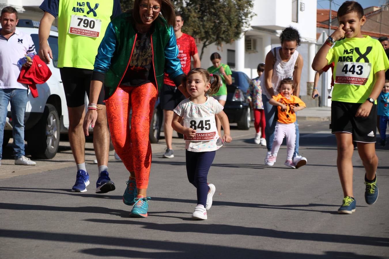 Valuengo continúa apostando por el deporte y la investigación de la Histiocitosis con la tercera edición del 'Cross Popular Valuengo', organizada por la Comisión de Festejos de la citada pedanía en colaboración con la Concejalía de Juventud y Deportes del Ayuntamiento de Jerez de los Caballeros y el Programa de Dinamización Deportiva de la Mancomunidad Sierra Suroeste. La citada prueba deportiva se ha celebrado esta mañana y ha contado con más de 140 participantes, entre todas las categorías.Celso Graciano y Estefanía Carretero se han convertido en los vencedores de la prueba general, y José Joaquín García y Rosa González han ocupado los primeros puestos locales.