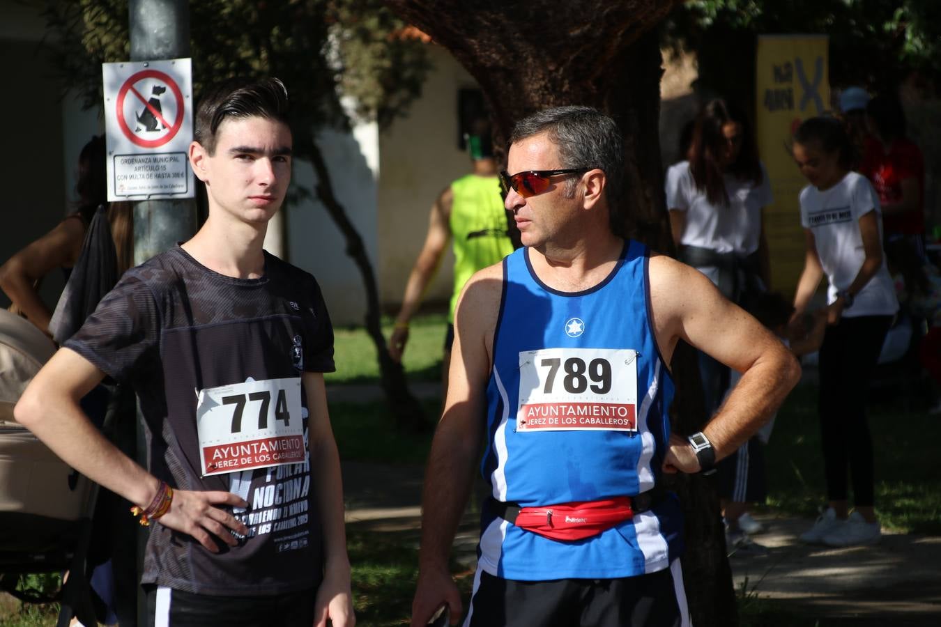 Valuengo continúa apostando por el deporte y la investigación de la Histiocitosis con la tercera edición del 'Cross Popular Valuengo', organizada por la Comisión de Festejos de la citada pedanía en colaboración con la Concejalía de Juventud y Deportes del Ayuntamiento de Jerez de los Caballeros y el Programa de Dinamización Deportiva de la Mancomunidad Sierra Suroeste. La citada prueba deportiva se ha celebrado esta mañana y ha contado con más de 140 participantes, entre todas las categorías.Celso Graciano y Estefanía Carretero se han convertido en los vencedores de la prueba general, y José Joaquín García y Rosa González han ocupado los primeros puestos locales.