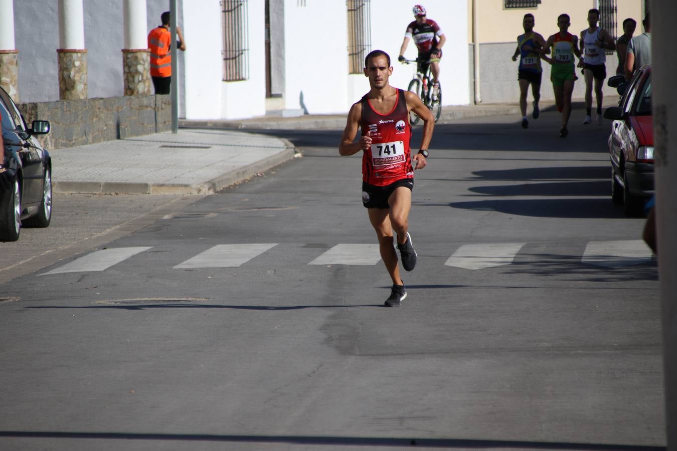 Valuengo continúa apostando por el deporte y la investigación de la Histiocitosis con la tercera edición del 'Cross Popular Valuengo', organizada por la Comisión de Festejos de la citada pedanía en colaboración con la Concejalía de Juventud y Deportes del Ayuntamiento de Jerez de los Caballeros y el Programa de Dinamización Deportiva de la Mancomunidad Sierra Suroeste. La citada prueba deportiva se ha celebrado esta mañana y ha contado con más de 140 participantes, entre todas las categorías.Celso Graciano y Estefanía Carretero se han convertido en los vencedores de la prueba general, y José Joaquín García y Rosa González han ocupado los primeros puestos locales.