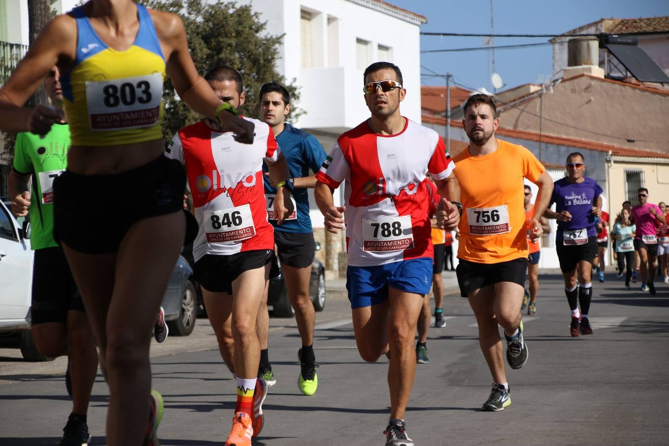 Valuengo continúa apostando por el deporte y la investigación de la Histiocitosis con la tercera edición del 'Cross Popular Valuengo', organizada por la Comisión de Festejos de la citada pedanía en colaboración con la Concejalía de Juventud y Deportes del Ayuntamiento de Jerez de los Caballeros y el Programa de Dinamización Deportiva de la Mancomunidad Sierra Suroeste. La citada prueba deportiva se ha celebrado esta mañana y ha contado con más de 140 participantes, entre todas las categorías.Celso Graciano y Estefanía Carretero se han convertido en los vencedores de la prueba general, y José Joaquín García y Rosa González han ocupado los primeros puestos locales.