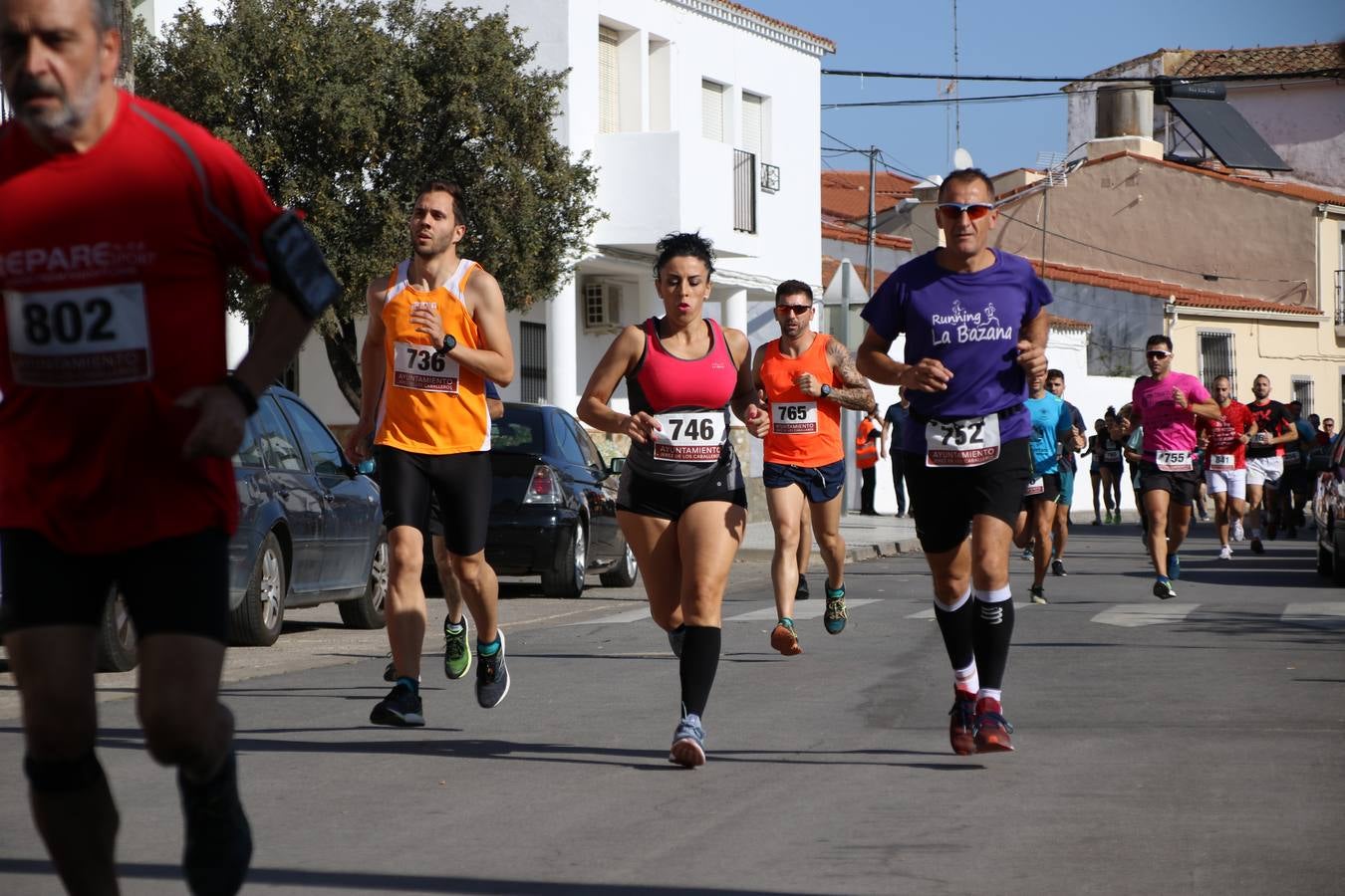 Valuengo continúa apostando por el deporte y la investigación de la Histiocitosis con la tercera edición del 'Cross Popular Valuengo', organizada por la Comisión de Festejos de la citada pedanía en colaboración con la Concejalía de Juventud y Deportes del Ayuntamiento de Jerez de los Caballeros y el Programa de Dinamización Deportiva de la Mancomunidad Sierra Suroeste. La citada prueba deportiva se ha celebrado esta mañana y ha contado con más de 140 participantes, entre todas las categorías.Celso Graciano y Estefanía Carretero se han convertido en los vencedores de la prueba general, y José Joaquín García y Rosa González han ocupado los primeros puestos locales.