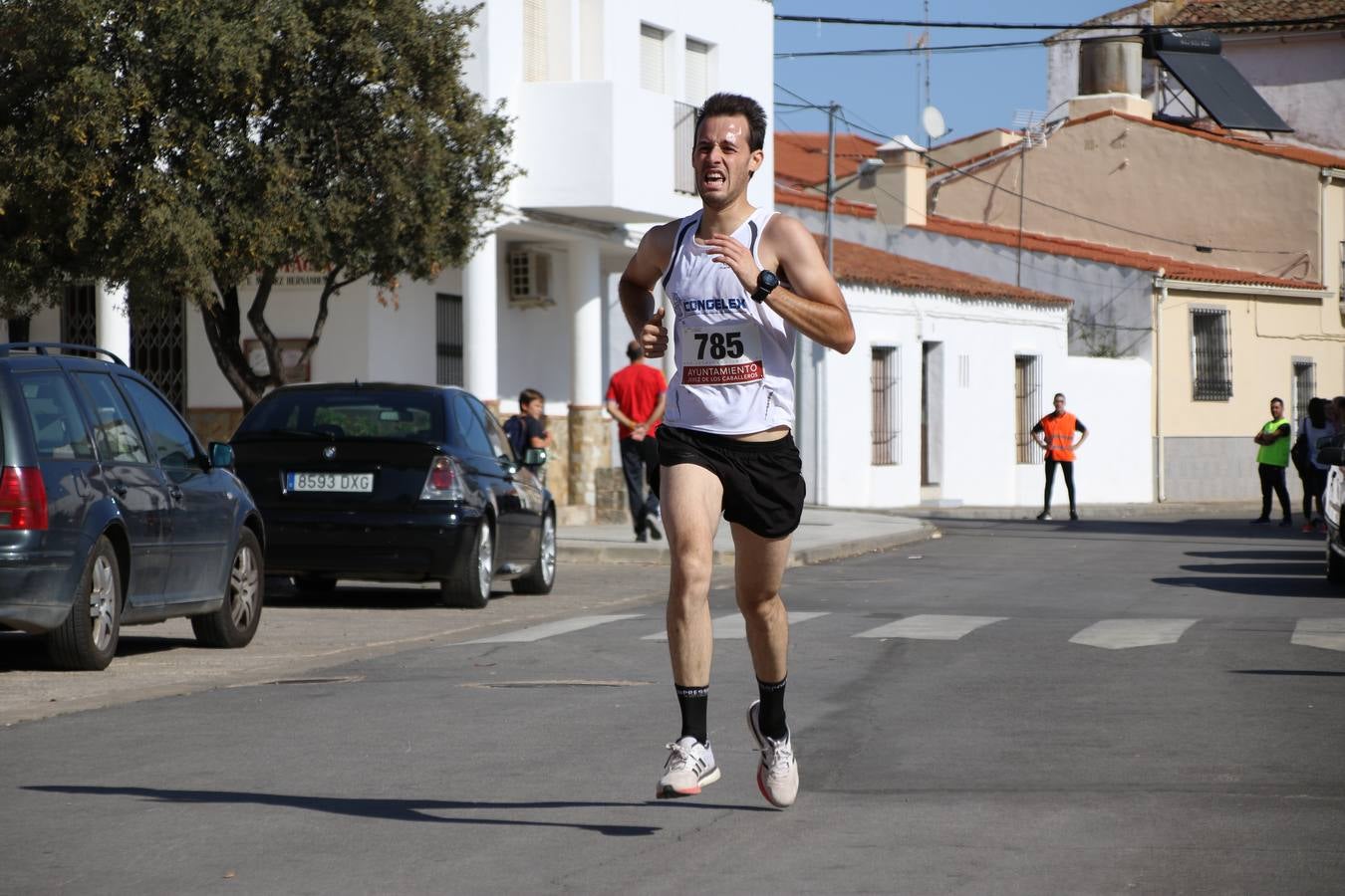 Valuengo continúa apostando por el deporte y la investigación de la Histiocitosis con la tercera edición del 'Cross Popular Valuengo', organizada por la Comisión de Festejos de la citada pedanía en colaboración con la Concejalía de Juventud y Deportes del Ayuntamiento de Jerez de los Caballeros y el Programa de Dinamización Deportiva de la Mancomunidad Sierra Suroeste. La citada prueba deportiva se ha celebrado esta mañana y ha contado con más de 140 participantes, entre todas las categorías.Celso Graciano y Estefanía Carretero se han convertido en los vencedores de la prueba general, y José Joaquín García y Rosa González han ocupado los primeros puestos locales.