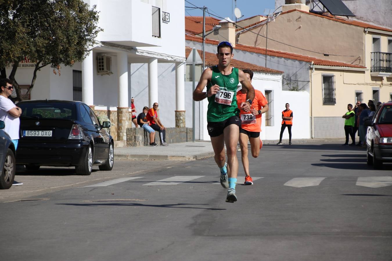 Valuengo continúa apostando por el deporte y la investigación de la Histiocitosis con la tercera edición del 'Cross Popular Valuengo', organizada por la Comisión de Festejos de la citada pedanía en colaboración con la Concejalía de Juventud y Deportes del Ayuntamiento de Jerez de los Caballeros y el Programa de Dinamización Deportiva de la Mancomunidad Sierra Suroeste. La citada prueba deportiva se ha celebrado esta mañana y ha contado con más de 140 participantes, entre todas las categorías.Celso Graciano y Estefanía Carretero se han convertido en los vencedores de la prueba general, y José Joaquín García y Rosa González han ocupado los primeros puestos locales.