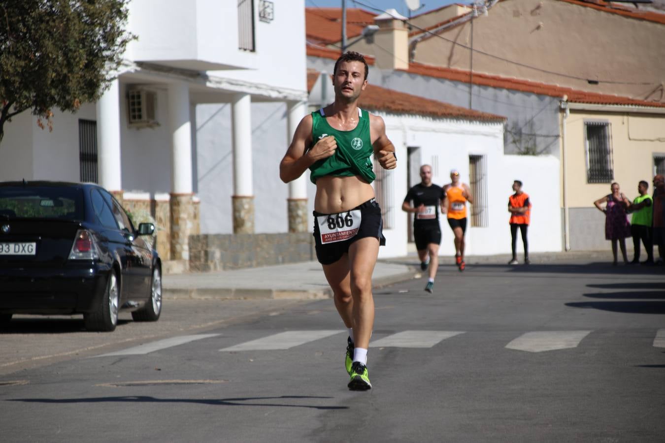 Valuengo continúa apostando por el deporte y la investigación de la Histiocitosis con la tercera edición del 'Cross Popular Valuengo', organizada por la Comisión de Festejos de la citada pedanía en colaboración con la Concejalía de Juventud y Deportes del Ayuntamiento de Jerez de los Caballeros y el Programa de Dinamización Deportiva de la Mancomunidad Sierra Suroeste. La citada prueba deportiva se ha celebrado esta mañana y ha contado con más de 140 participantes, entre todas las categorías.Celso Graciano y Estefanía Carretero se han convertido en los vencedores de la prueba general, y José Joaquín García y Rosa González han ocupado los primeros puestos locales.