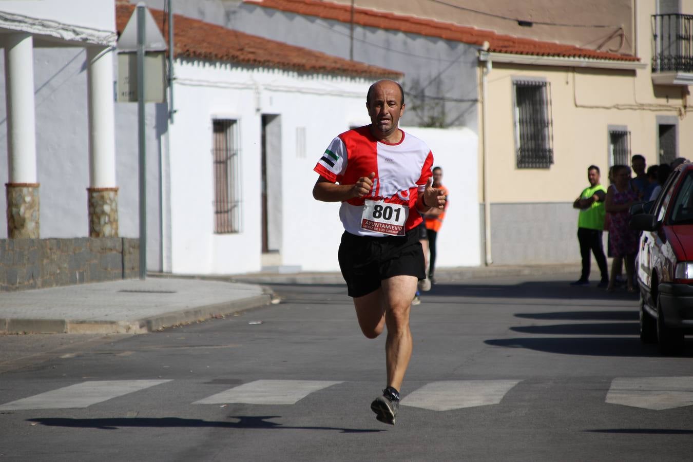 Valuengo continúa apostando por el deporte y la investigación de la Histiocitosis con la tercera edición del 'Cross Popular Valuengo', organizada por la Comisión de Festejos de la citada pedanía en colaboración con la Concejalía de Juventud y Deportes del Ayuntamiento de Jerez de los Caballeros y el Programa de Dinamización Deportiva de la Mancomunidad Sierra Suroeste. La citada prueba deportiva se ha celebrado esta mañana y ha contado con más de 140 participantes, entre todas las categorías.Celso Graciano y Estefanía Carretero se han convertido en los vencedores de la prueba general, y José Joaquín García y Rosa González han ocupado los primeros puestos locales.