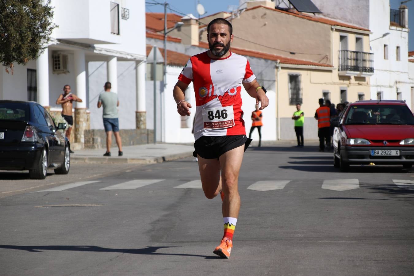 Valuengo continúa apostando por el deporte y la investigación de la Histiocitosis con la tercera edición del 'Cross Popular Valuengo', organizada por la Comisión de Festejos de la citada pedanía en colaboración con la Concejalía de Juventud y Deportes del Ayuntamiento de Jerez de los Caballeros y el Programa de Dinamización Deportiva de la Mancomunidad Sierra Suroeste. La citada prueba deportiva se ha celebrado esta mañana y ha contado con más de 140 participantes, entre todas las categorías.Celso Graciano y Estefanía Carretero se han convertido en los vencedores de la prueba general, y José Joaquín García y Rosa González han ocupado los primeros puestos locales.