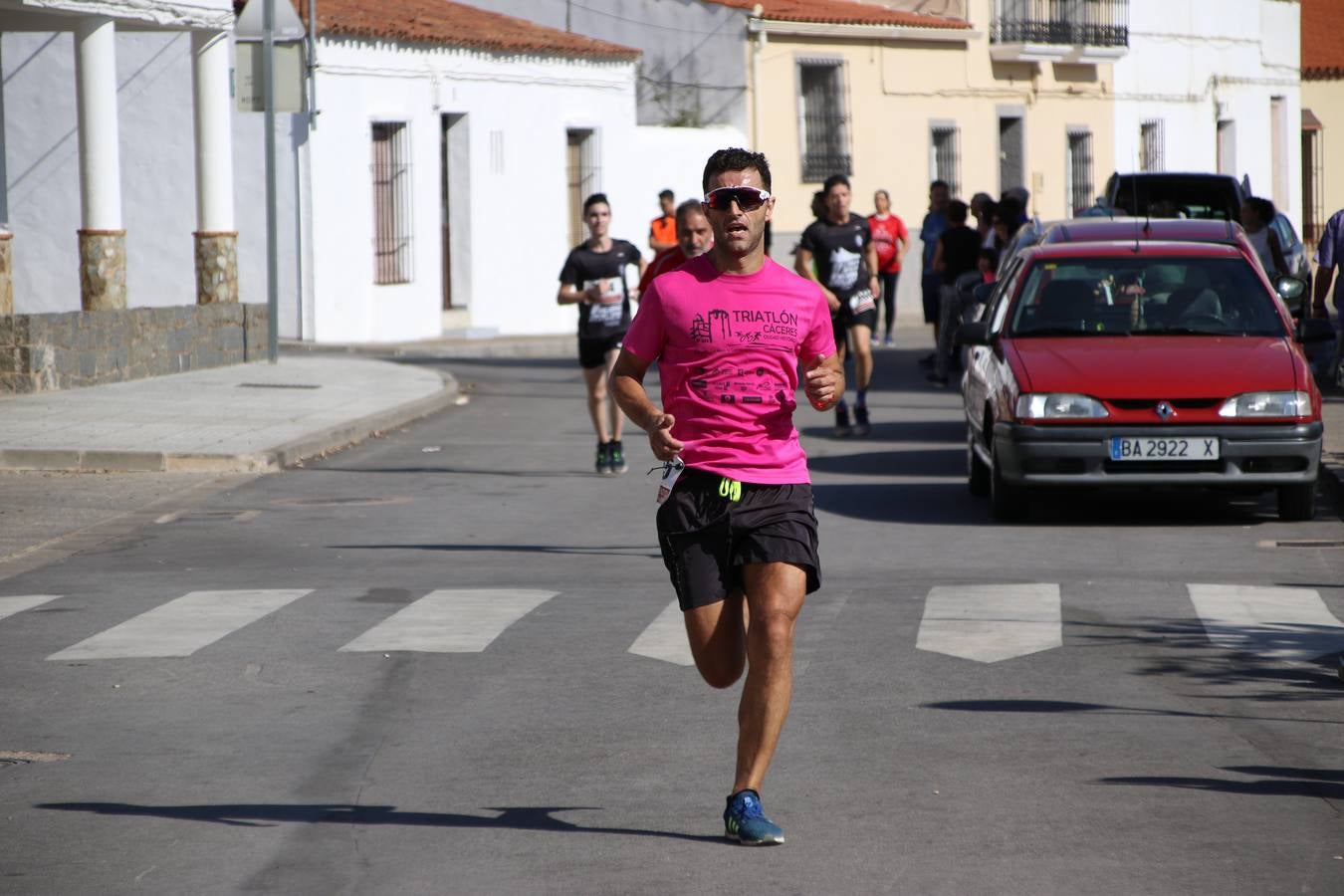 Valuengo continúa apostando por el deporte y la investigación de la Histiocitosis con la tercera edición del 'Cross Popular Valuengo', organizada por la Comisión de Festejos de la citada pedanía en colaboración con la Concejalía de Juventud y Deportes del Ayuntamiento de Jerez de los Caballeros y el Programa de Dinamización Deportiva de la Mancomunidad Sierra Suroeste. La citada prueba deportiva se ha celebrado esta mañana y ha contado con más de 140 participantes, entre todas las categorías.Celso Graciano y Estefanía Carretero se han convertido en los vencedores de la prueba general, y José Joaquín García y Rosa González han ocupado los primeros puestos locales.