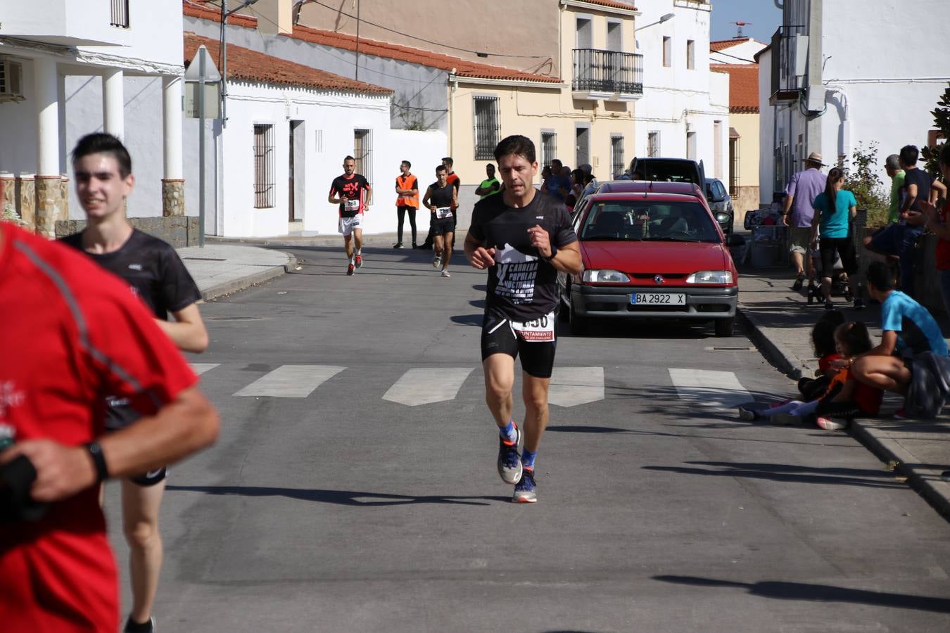 Valuengo continúa apostando por el deporte y la investigación de la Histiocitosis con la tercera edición del 'Cross Popular Valuengo', organizada por la Comisión de Festejos de la citada pedanía en colaboración con la Concejalía de Juventud y Deportes del Ayuntamiento de Jerez de los Caballeros y el Programa de Dinamización Deportiva de la Mancomunidad Sierra Suroeste. La citada prueba deportiva se ha celebrado esta mañana y ha contado con más de 140 participantes, entre todas las categorías.Celso Graciano y Estefanía Carretero se han convertido en los vencedores de la prueba general, y José Joaquín García y Rosa González han ocupado los primeros puestos locales.