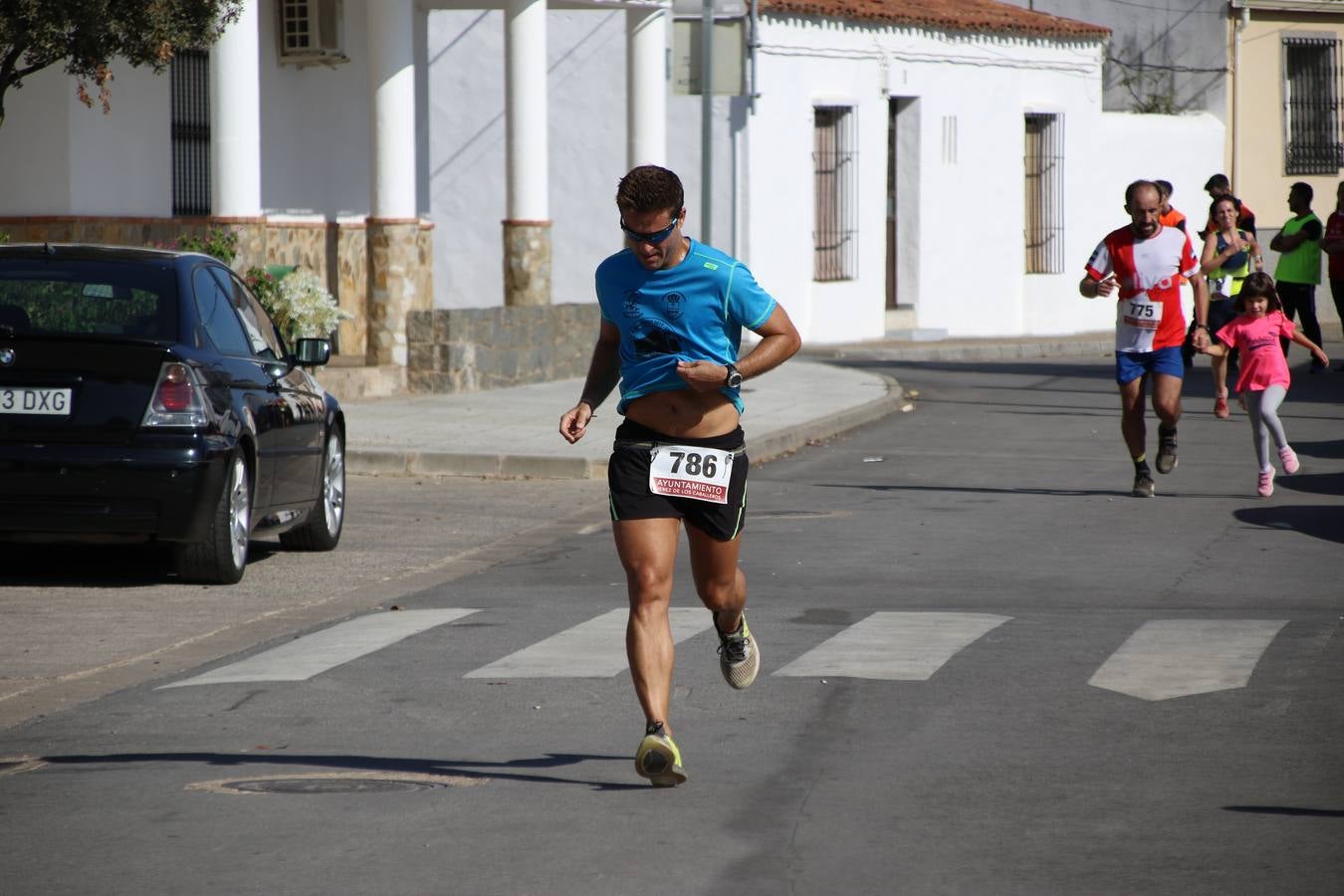 Valuengo continúa apostando por el deporte y la investigación de la Histiocitosis con la tercera edición del 'Cross Popular Valuengo', organizada por la Comisión de Festejos de la citada pedanía en colaboración con la Concejalía de Juventud y Deportes del Ayuntamiento de Jerez de los Caballeros y el Programa de Dinamización Deportiva de la Mancomunidad Sierra Suroeste. La citada prueba deportiva se ha celebrado esta mañana y ha contado con más de 140 participantes, entre todas las categorías.Celso Graciano y Estefanía Carretero se han convertido en los vencedores de la prueba general, y José Joaquín García y Rosa González han ocupado los primeros puestos locales.