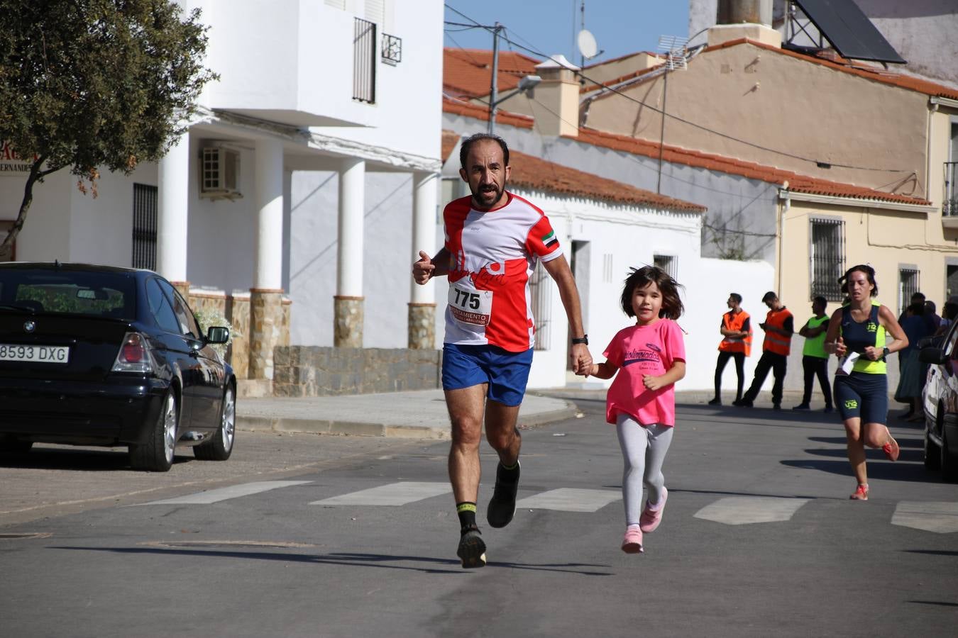 Valuengo continúa apostando por el deporte y la investigación de la Histiocitosis con la tercera edición del 'Cross Popular Valuengo', organizada por la Comisión de Festejos de la citada pedanía en colaboración con la Concejalía de Juventud y Deportes del Ayuntamiento de Jerez de los Caballeros y el Programa de Dinamización Deportiva de la Mancomunidad Sierra Suroeste. La citada prueba deportiva se ha celebrado esta mañana y ha contado con más de 140 participantes, entre todas las categorías.Celso Graciano y Estefanía Carretero se han convertido en los vencedores de la prueba general, y José Joaquín García y Rosa González han ocupado los primeros puestos locales.