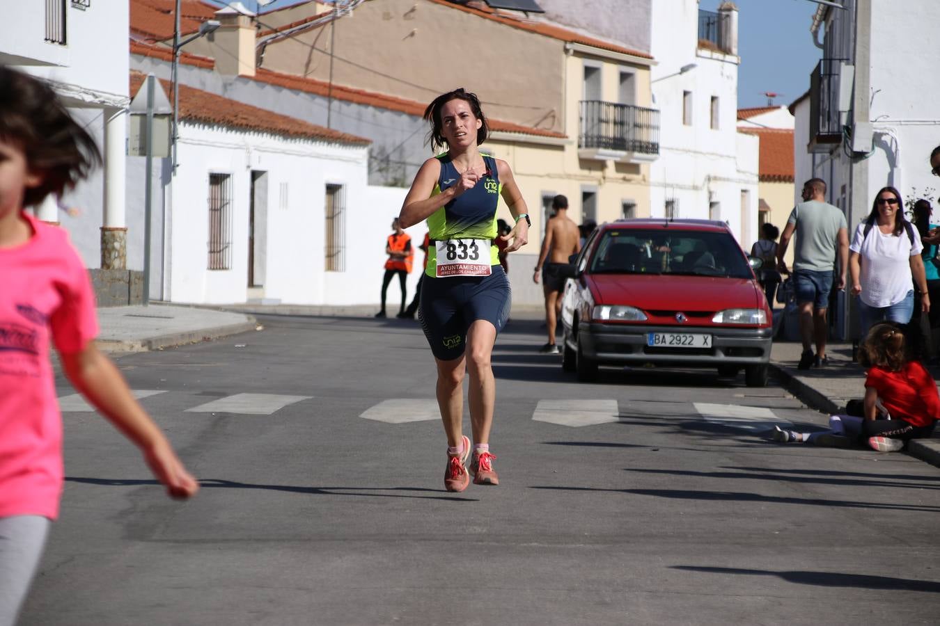 Valuengo continúa apostando por el deporte y la investigación de la Histiocitosis con la tercera edición del 'Cross Popular Valuengo', organizada por la Comisión de Festejos de la citada pedanía en colaboración con la Concejalía de Juventud y Deportes del Ayuntamiento de Jerez de los Caballeros y el Programa de Dinamización Deportiva de la Mancomunidad Sierra Suroeste. La citada prueba deportiva se ha celebrado esta mañana y ha contado con más de 140 participantes, entre todas las categorías.Celso Graciano y Estefanía Carretero se han convertido en los vencedores de la prueba general, y José Joaquín García y Rosa González han ocupado los primeros puestos locales.