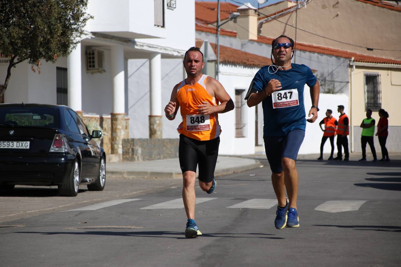 Valuengo continúa apostando por el deporte y la investigación de la Histiocitosis con la tercera edición del 'Cross Popular Valuengo', organizada por la Comisión de Festejos de la citada pedanía en colaboración con la Concejalía de Juventud y Deportes del Ayuntamiento de Jerez de los Caballeros y el Programa de Dinamización Deportiva de la Mancomunidad Sierra Suroeste. La citada prueba deportiva se ha celebrado esta mañana y ha contado con más de 140 participantes, entre todas las categorías.Celso Graciano y Estefanía Carretero se han convertido en los vencedores de la prueba general, y José Joaquín García y Rosa González han ocupado los primeros puestos locales.