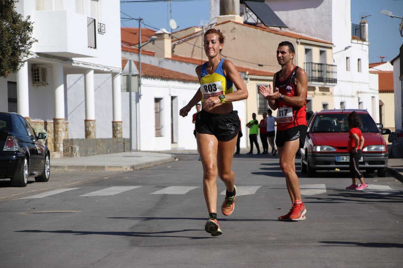 Valuengo continúa apostando por el deporte y la investigación de la Histiocitosis con la tercera edición del 'Cross Popular Valuengo', organizada por la Comisión de Festejos de la citada pedanía en colaboración con la Concejalía de Juventud y Deportes del Ayuntamiento de Jerez de los Caballeros y el Programa de Dinamización Deportiva de la Mancomunidad Sierra Suroeste. La citada prueba deportiva se ha celebrado esta mañana y ha contado con más de 140 participantes, entre todas las categorías.Celso Graciano y Estefanía Carretero se han convertido en los vencedores de la prueba general, y José Joaquín García y Rosa González han ocupado los primeros puestos locales.