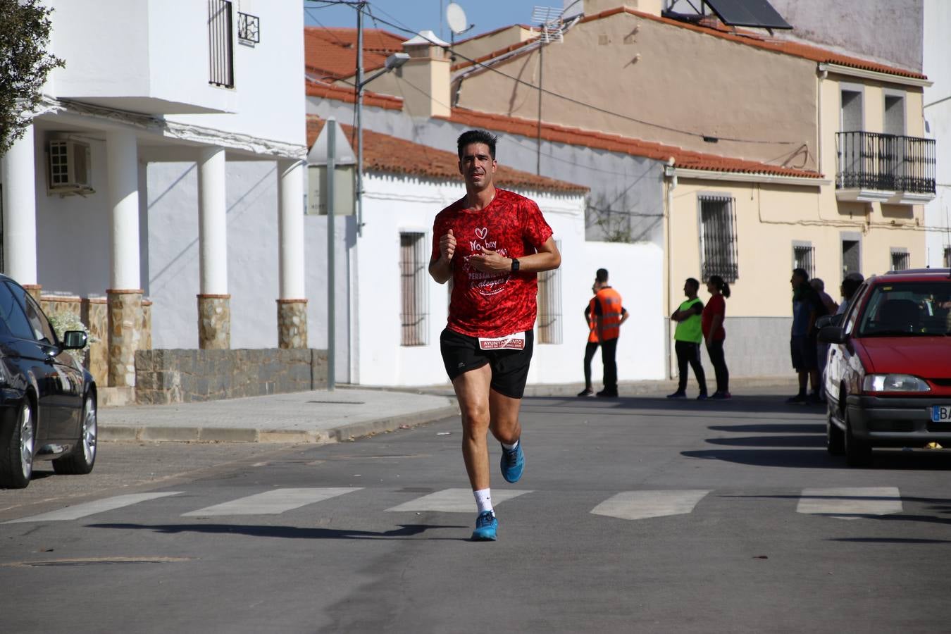 Valuengo continúa apostando por el deporte y la investigación de la Histiocitosis con la tercera edición del 'Cross Popular Valuengo', organizada por la Comisión de Festejos de la citada pedanía en colaboración con la Concejalía de Juventud y Deportes del Ayuntamiento de Jerez de los Caballeros y el Programa de Dinamización Deportiva de la Mancomunidad Sierra Suroeste. La citada prueba deportiva se ha celebrado esta mañana y ha contado con más de 140 participantes, entre todas las categorías.Celso Graciano y Estefanía Carretero se han convertido en los vencedores de la prueba general, y José Joaquín García y Rosa González han ocupado los primeros puestos locales.