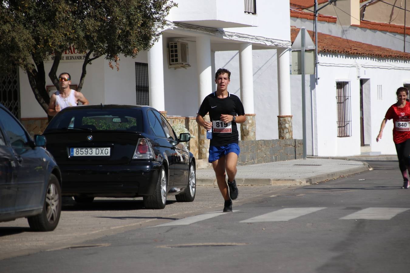 Valuengo continúa apostando por el deporte y la investigación de la Histiocitosis con la tercera edición del 'Cross Popular Valuengo', organizada por la Comisión de Festejos de la citada pedanía en colaboración con la Concejalía de Juventud y Deportes del Ayuntamiento de Jerez de los Caballeros y el Programa de Dinamización Deportiva de la Mancomunidad Sierra Suroeste. La citada prueba deportiva se ha celebrado esta mañana y ha contado con más de 140 participantes, entre todas las categorías.Celso Graciano y Estefanía Carretero se han convertido en los vencedores de la prueba general, y José Joaquín García y Rosa González han ocupado los primeros puestos locales.