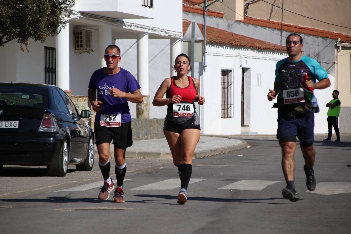 Valuengo continúa apostando por el deporte y la investigación de la Histiocitosis con la tercera edición del 'Cross Popular Valuengo', organizada por la Comisión de Festejos de la citada pedanía en colaboración con la Concejalía de Juventud y Deportes del Ayuntamiento de Jerez de los Caballeros y el Programa de Dinamización Deportiva de la Mancomunidad Sierra Suroeste. La citada prueba deportiva se ha celebrado esta mañana y ha contado con más de 140 participantes, entre todas las categorías.Celso Graciano y Estefanía Carretero se han convertido en los vencedores de la prueba general, y José Joaquín García y Rosa González han ocupado los primeros puestos locales.