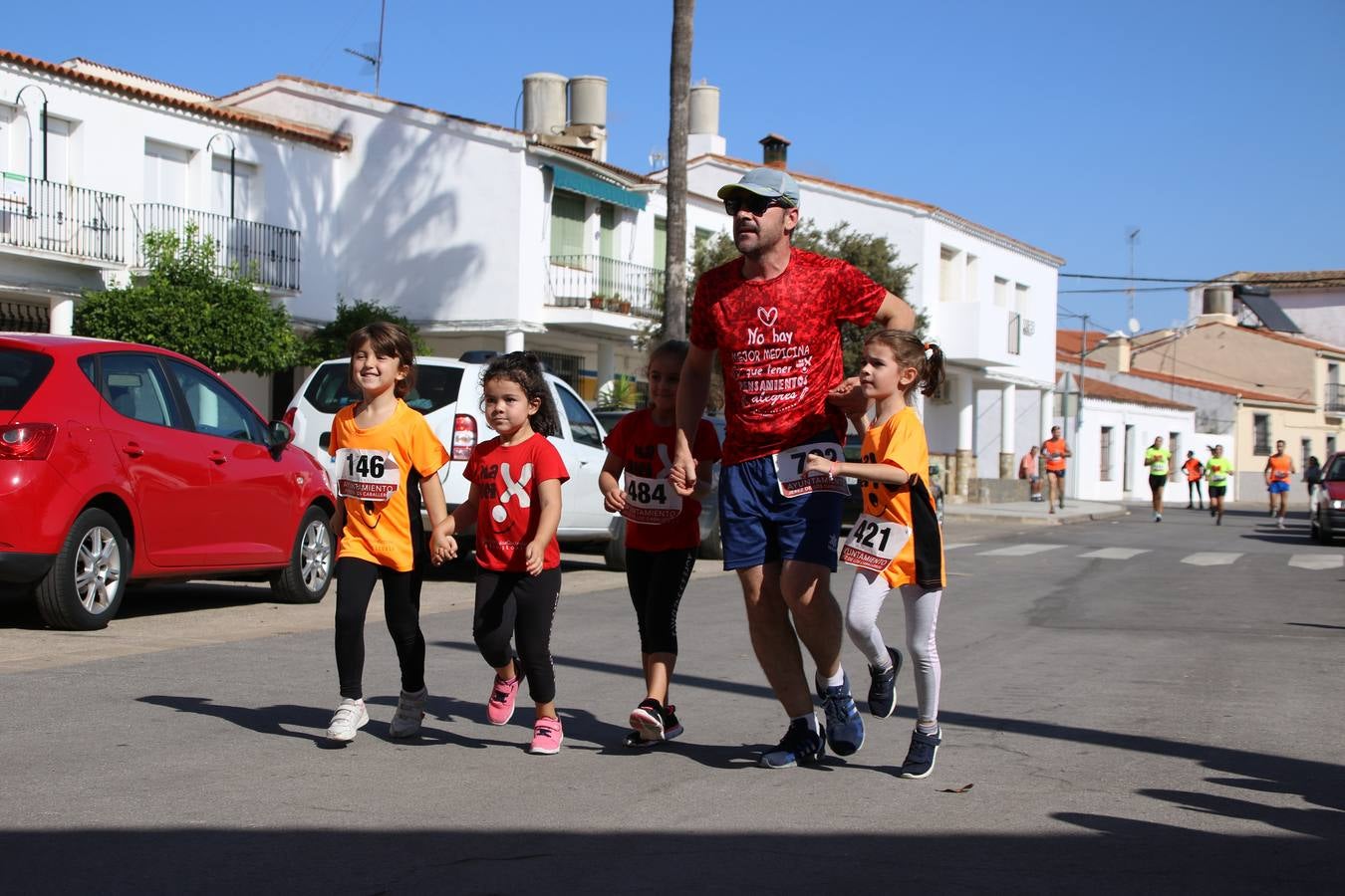 Valuengo continúa apostando por el deporte y la investigación de la Histiocitosis con la tercera edición del 'Cross Popular Valuengo', organizada por la Comisión de Festejos de la citada pedanía en colaboración con la Concejalía de Juventud y Deportes del Ayuntamiento de Jerez de los Caballeros y el Programa de Dinamización Deportiva de la Mancomunidad Sierra Suroeste. La citada prueba deportiva se ha celebrado esta mañana y ha contado con más de 140 participantes, entre todas las categorías.Celso Graciano y Estefanía Carretero se han convertido en los vencedores de la prueba general, y José Joaquín García y Rosa González han ocupado los primeros puestos locales.