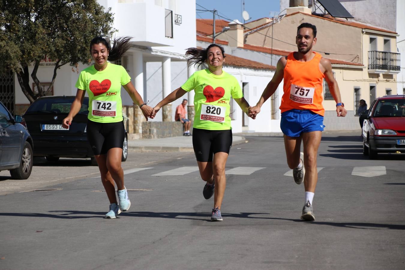 Valuengo continúa apostando por el deporte y la investigación de la Histiocitosis con la tercera edición del 'Cross Popular Valuengo', organizada por la Comisión de Festejos de la citada pedanía en colaboración con la Concejalía de Juventud y Deportes del Ayuntamiento de Jerez de los Caballeros y el Programa de Dinamización Deportiva de la Mancomunidad Sierra Suroeste. La citada prueba deportiva se ha celebrado esta mañana y ha contado con más de 140 participantes, entre todas las categorías.Celso Graciano y Estefanía Carretero se han convertido en los vencedores de la prueba general, y José Joaquín García y Rosa González han ocupado los primeros puestos locales.