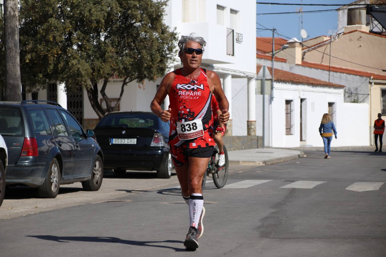 Valuengo continúa apostando por el deporte y la investigación de la Histiocitosis con la tercera edición del 'Cross Popular Valuengo', organizada por la Comisión de Festejos de la citada pedanía en colaboración con la Concejalía de Juventud y Deportes del Ayuntamiento de Jerez de los Caballeros y el Programa de Dinamización Deportiva de la Mancomunidad Sierra Suroeste. La citada prueba deportiva se ha celebrado esta mañana y ha contado con más de 140 participantes, entre todas las categorías.Celso Graciano y Estefanía Carretero se han convertido en los vencedores de la prueba general, y José Joaquín García y Rosa González han ocupado los primeros puestos locales.