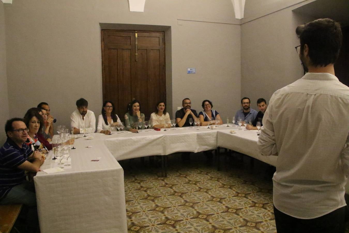 Jerez de los Caballeros celebra la tercera edición de su 'Noche en Blanco' con exposiciones, visitas turísticas, baile, cata de vinos, poesía, conciertos y talleres llenando de ocio, historia y arte diferentes rincones del municipio.