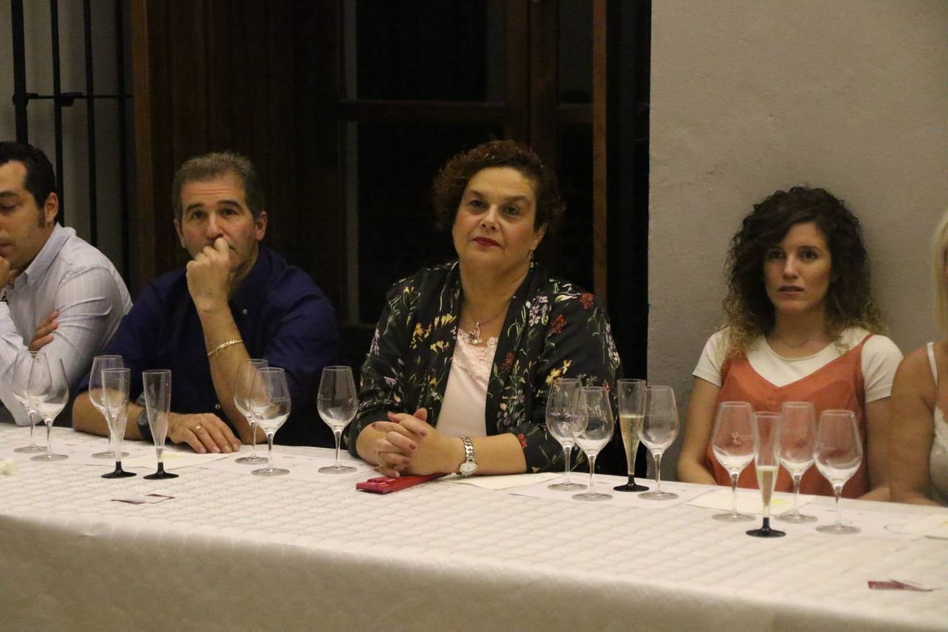 Jerez de los Caballeros celebra la tercera edición de su 'Noche en Blanco' con exposiciones, visitas turísticas, baile, cata de vinos, poesía, conciertos y talleres llenando de ocio, historia y arte diferentes rincones del municipio.