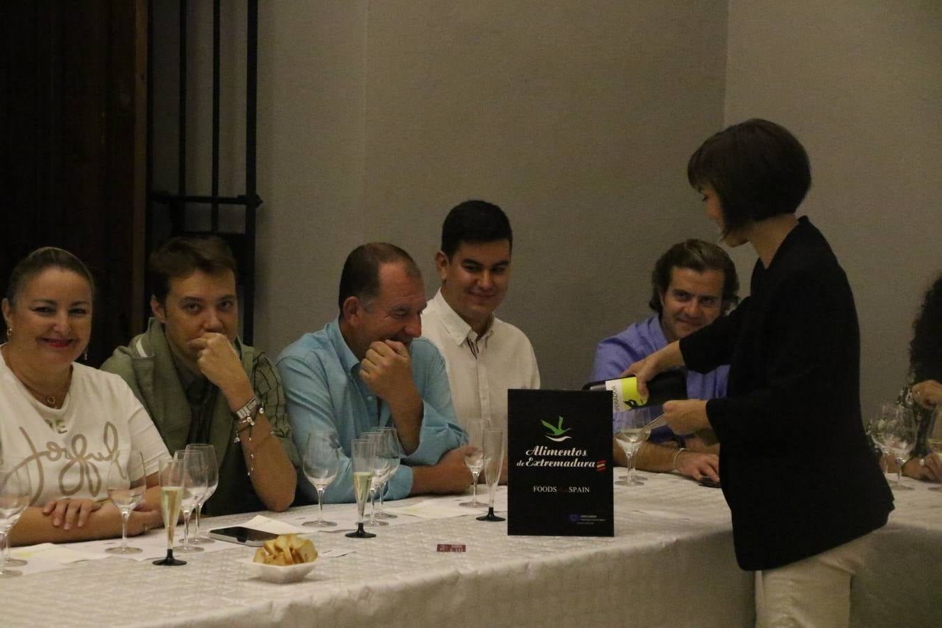 Jerez de los Caballeros celebra la tercera edición de su 'Noche en Blanco' con exposiciones, visitas turísticas, baile, cata de vinos, poesía, conciertos y talleres llenando de ocio, historia y arte diferentes rincones del municipio.
