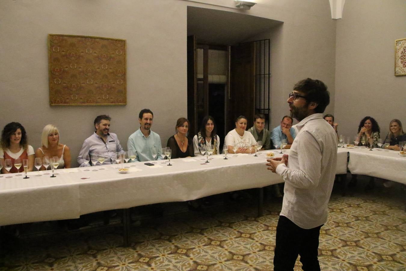 Jerez de los Caballeros celebra la tercera edición de su 'Noche en Blanco' con exposiciones, visitas turísticas, baile, cata de vinos, poesía, conciertos y talleres llenando de ocio, historia y arte diferentes rincones del municipio.