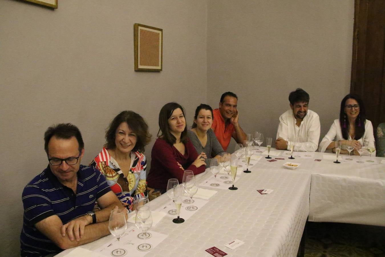 Jerez de los Caballeros celebra la tercera edición de su 'Noche en Blanco' con exposiciones, visitas turísticas, baile, cata de vinos, poesía, conciertos y talleres llenando de ocio, historia y arte diferentes rincones del municipio.